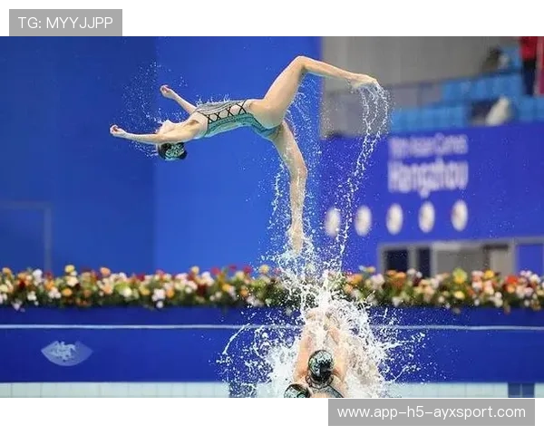 花样游泳队水上托举动作震撼观众