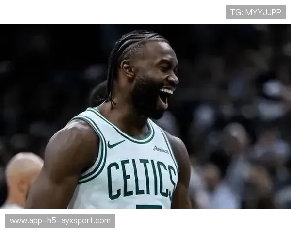 布朗快攻连环得分,绿军比赛节段把握精准